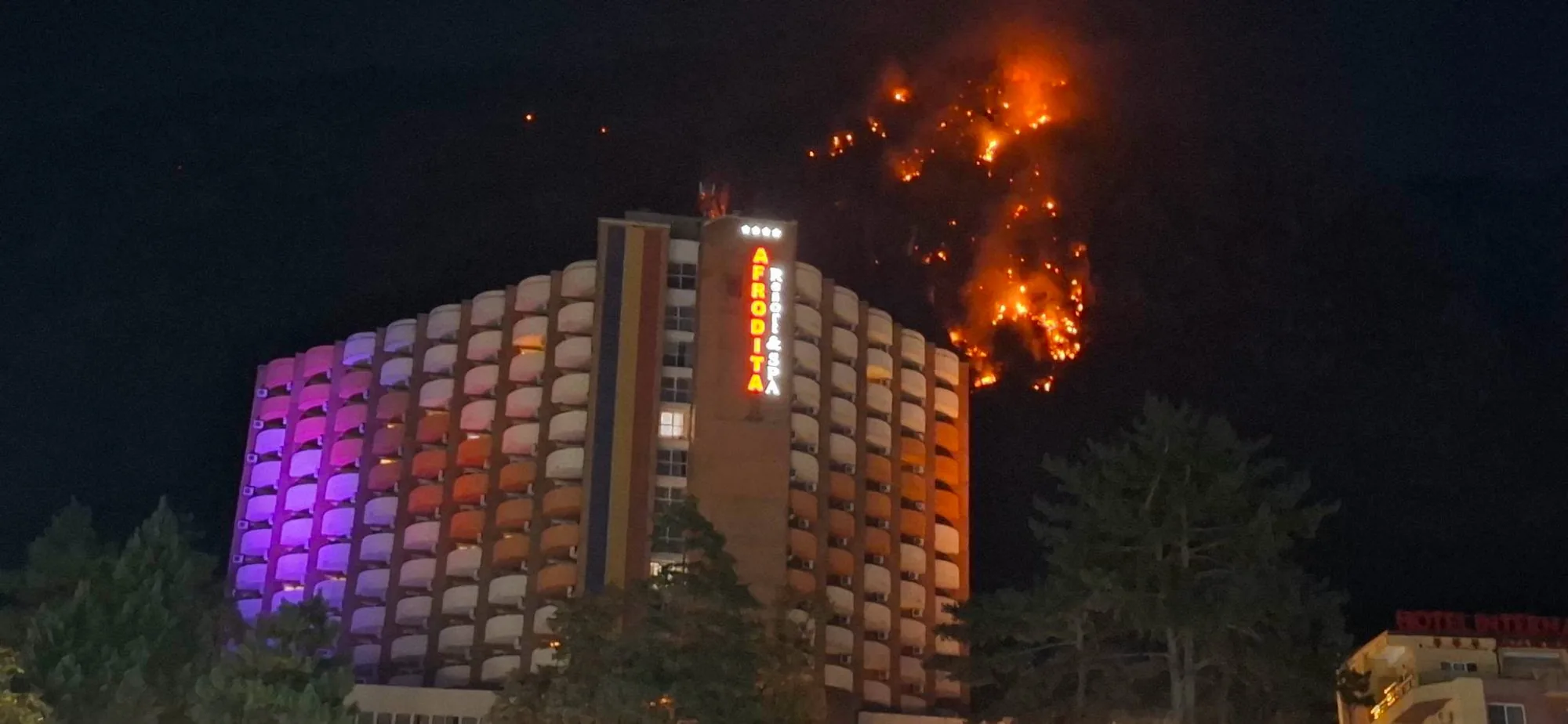 Incendiu de vegetație pe versantul muntos de deasupra hotelului Afrodita din Băile Herculane, noaptea