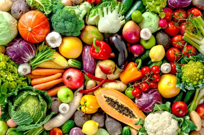 Fructe și legume de diferite culori, așezate împreună.