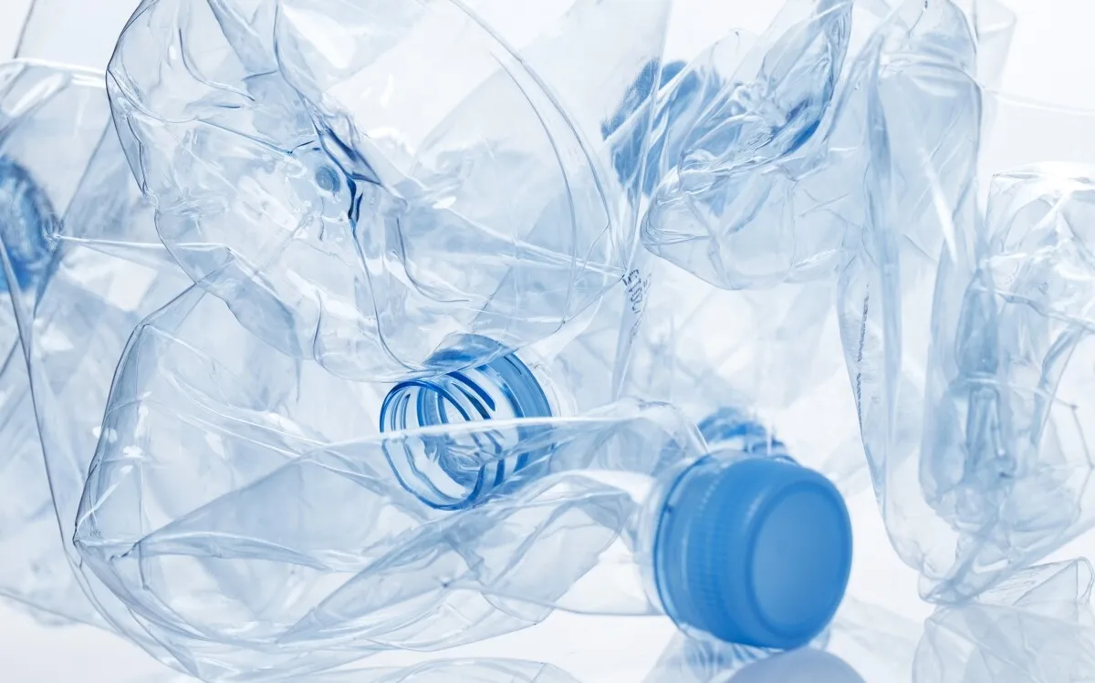 Recipiente transparente din plastic, unele cu capace albastre.