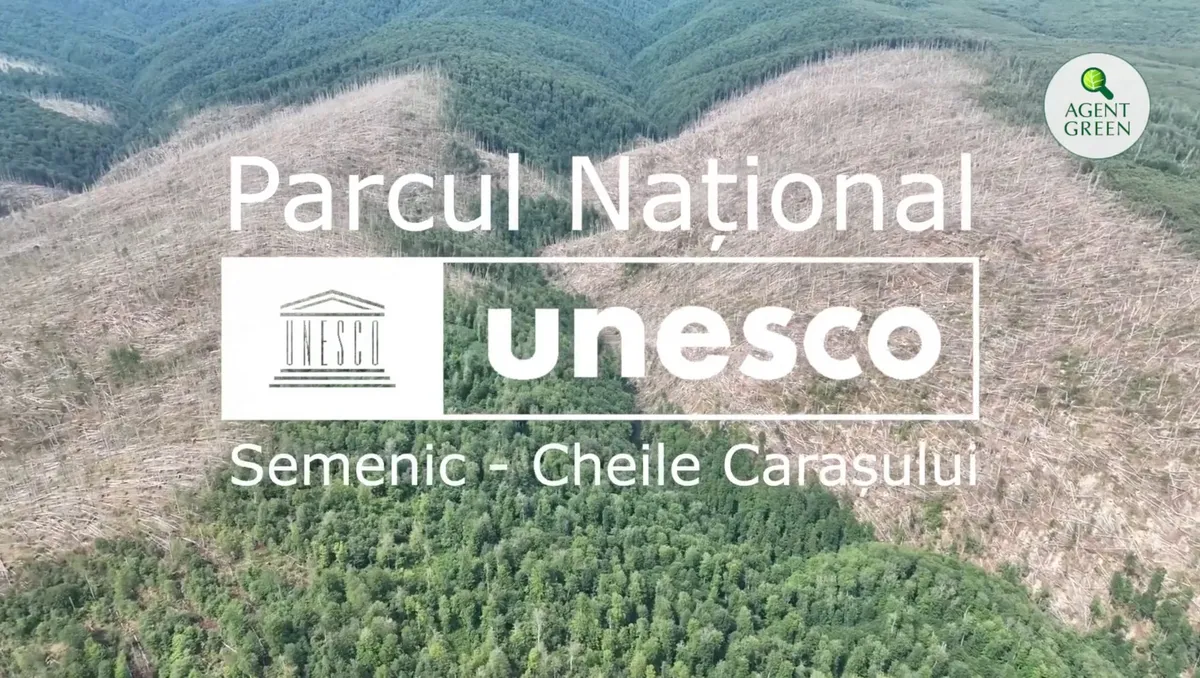 Vedere aeriană a unor suprafețe cu arbori doborâți, cu textul „Parcul Național UNESCO Semenic – Cheile Carașului”