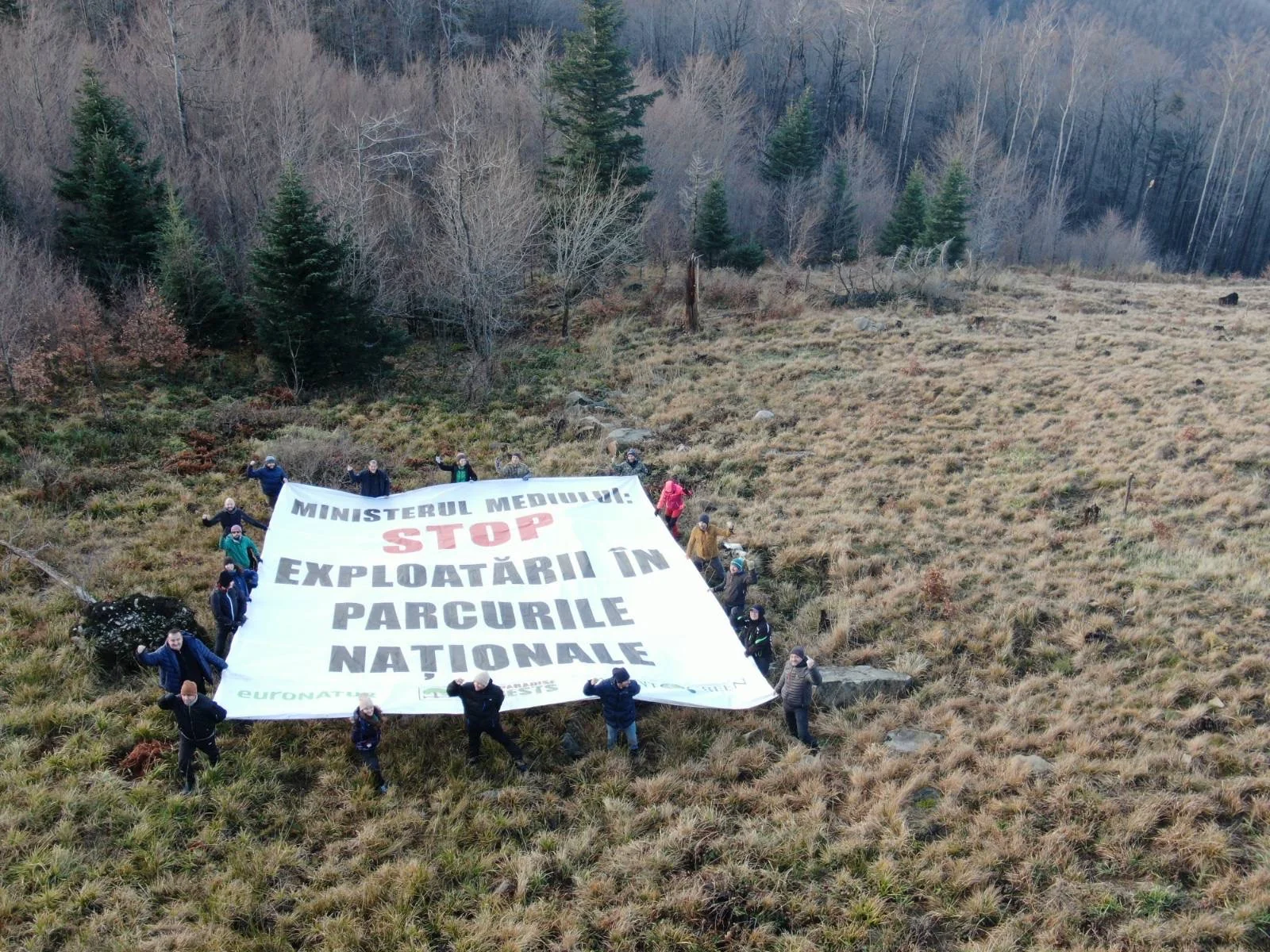 Activiști în Semenic țin un banner cu mesajul «Ministerul Mediului: STOP exploatării în parcurile naționale»