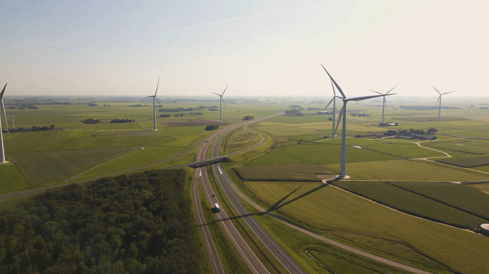 Turbine eoliene și infrastructură rutieră într-un peisaj agricol
